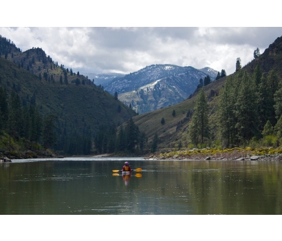 Jo Deurbrouck kayaking alone on the Salmon River